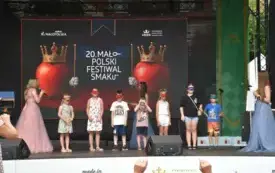 dzieci na animatorkami na scenie