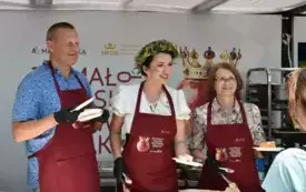 samorządowcy serwują ludziom jedzenie