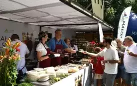 włodarze w faruchach kucharskich serwują ludziom dania