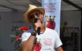 konferansjer w słomianym kapeluszu