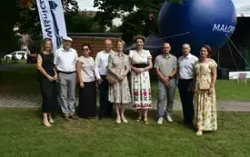 samorządowcy na tle sceny