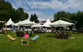 wiśnicki rynek ze stoiskami i parasolami do rekreacji