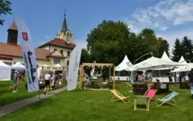 wiśnicki rynek ze stoiskami i parasolami do rekreacji