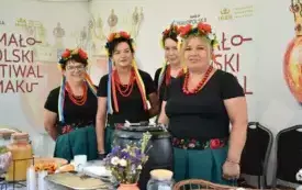 członkowie koła gospodyń wiejskich na stoisku