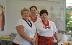 członkowie koła gospodyń wiejskich na stoisku