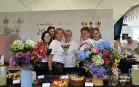 członkowie koła gospodyń wiejskich na stoisku