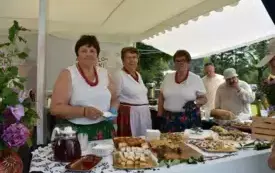 członkowie koła gospodyń wiejskich na stoisku