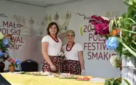 członkowie koła gospodyń wiejskich na stoisku