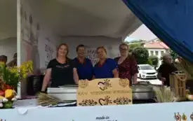 członkowie koła gospodyń wiejskich na stoisku