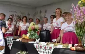 członkowie koła gospodyń wiejskich na stoisku