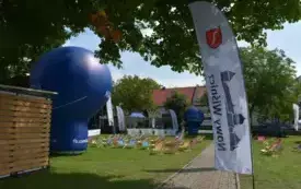 widok na zielony rynek udekorowany banrami reklamowymi