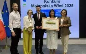 od lewej radny, burmistrz, marszałek, sołtys i sekretarz 