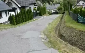 zniszczona droga asfaltowa