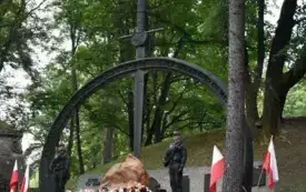 Wiśnickie obchody 86. rocznicy wybuchu II wojny światowej - pomnik wolności, kwiaty, warta