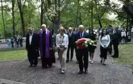 Wiśnickie obchody 86. rocznicy wybuchu II wojny światowej - złożenie kwiat&oacute;w