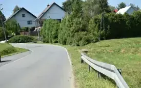 droga asfaltowa wśr&oacute;d dom&oacute;w