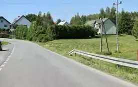 droga asfaltowa wśr&oacute;d dom&oacute;w