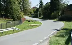 droga asfaltowa wśr&oacute;d dom&oacute;w