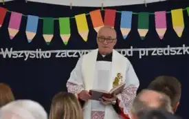 ksiądz prowadzi modlitwę przed zgromadzonymi goścmi