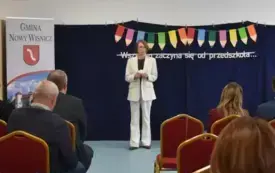 na sali z goścmi występuje pani burmistrz