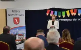 burmistrz Nowego Wiśnicza na tle baneru ze zdjęciem zamku