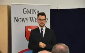 mężczyzna przemawia