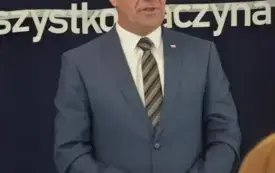 mężczyzna przemawia