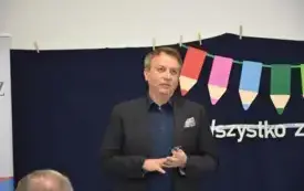 mężczyzna przemawia