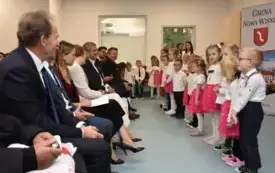 dzieci występują przed publicznością