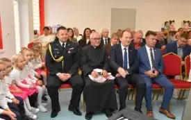 goście i przedszkolaki czekają na rozpoczęcie uroczystości