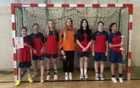 Halowa piłka nożna dziewcząt IMS 2025/2026 - drużyna SP Kobyle z dyplomem i pucharem za II miejsce