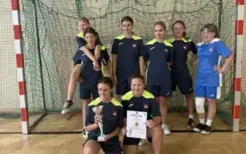 Halowa piłka nożna dziewcząt IMS 2025/2026 - drużyna SP Much&oacute;wka z dyplomem i pucharem za III miejsce