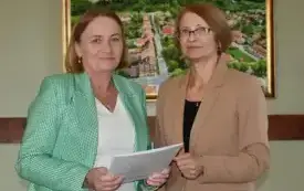 nagrodzona z burmistrz, w tle ściana z obrazem