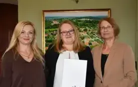 nagrodzona z burmistrz, dyrektor w tle ściana z obrazem