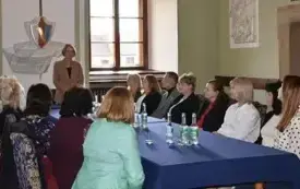 uczestnicy przy stole, burmistrz przemawia