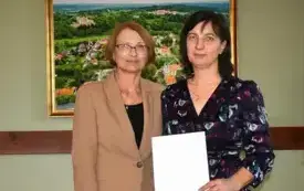 nagrodzona z burmistrz, w tle ściana z obrazem