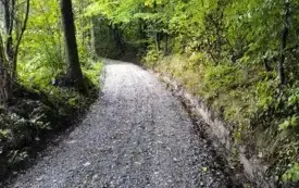 wybrany r&oacute;w, droga obsypana kruszywem