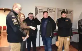 samorządowcy i mundurowi rozmawiają w sali muzeum