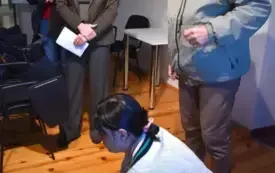 pracwnicy zabezpieczają obraz