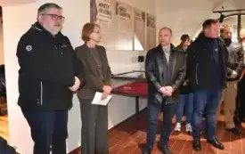 samorządowcy i mundurowi rozmawiają w sali muzeum 