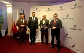 czterech mężczyzn,ścianka