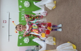 dziewczynka w stroju z odpad&oacute;w