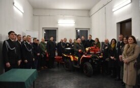 czerwony quad a obok grupa ludzi