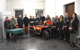 czerwony quad a obok grupa ludzi