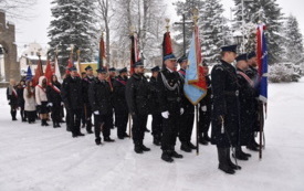 poczty sztandarowe stoją na ośnieżonym placu
