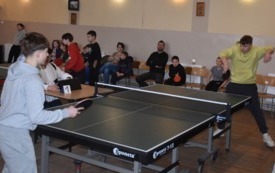 dzieci grają w tenisa stołowego