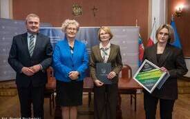 od prawej skarnik gminy, Burmistrz, p. Achinger i p. Bukowiec