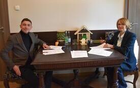 właściciel firmy podpisuje umowę z burmistrz