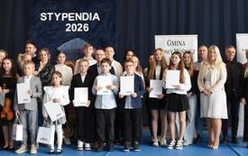 stypendyści z rodzicami, dyretor szkoły i burmistrz pozują do wsp&oacute;lnej fotografii
