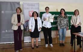 burmistrz, dyrektor, uczeń z dyplomem i nagrodą, nauczycielki